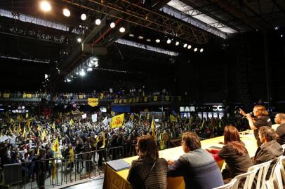  PORTO ALEGRE , RS , BRASIL , 11-09-2015- Professores ligados ao Cpers se reúnem na tarde desta sexta-feira no Pepsi on Stage, em Porto Alegre, para definir os rumos da paralisação. Contra o parcelamento dos salários, a categoria está em greve desde 31 de agosto ¿ data em que servidores do Estado receberam a primeira parcela do mês, de R$ 600. (FOTO : MATEUS BRUXEL / AGENCIA RBS )