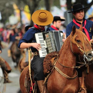  Neste ano, o público que acompanha os tradicionalistas na Avenida Medianeira diminuiu bastante. De acordo com a Brigada Militar, 6 mil pessoas acompanham o desfile. Número bem mais modesto do que em 2013, quando cerca de 15 mi pessoas compareceram.