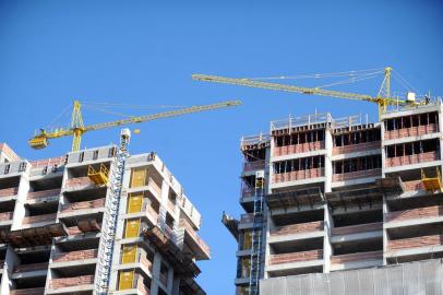  CAXIAS DO SUL, RS, BRASIL 19/03/2015Depois de muitos meses em queda ou com crescimento pouco expressivo, a geração de empregos de Caxias voltou a subir significativamente em fevereiro. Ao todo, 879 novos postos de trabalho foram criados no mês passado. A construção civil foi um dos setores que mais contribuiu com a alta, gerando 248 oportunidades. (Felipe Nyland/Agência RBS)Indexador: FELIPE NYLAND                   