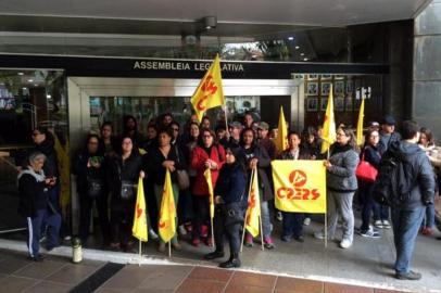 Professores ligados ao Cpers bloqueiam entrada da Assembleia Legislativa