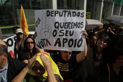  PORTO ALEGRE, RS, BRASIL - 15-09-2015 - Em dia de votações polêmicas, servidores bloqueiam entradas da Assembleia Legislativa (FOTO: TADEU VILANI/AGÊNCIA RBS)