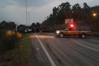 Caminhão tombado na BR-101, em Maquiné