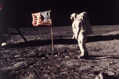 Astronauta Edwin "Buzz" Aldrin posa para foto ao lado da bandeira americana colocada na lua durante a missão da Apollo 11.APOLLO 11 MOON LANDING** ADVANCE FOR MONDAY, DEC. 23 **Astronaut Edwin "Buzz" Aldrin poses for a photograph beside the U.S. flag planted on the moon during the Apollo 11 mission July 20, 1969. Aldrin and fellow astronaut Neil Armstrong were the first men to walk on the lunar surface, while astronaut Michael Collins flew the command module. In September 2002, the 72-year-old Aldrin punched a heckler in Beverly Hills, Calif., who called the former astronaut "a coward, a liar and a thief," contending he never walked on the moon. (AP Photo/Neil Armstrong, NASA)#PÁGINA: 28#EDIÇÃO:2 Fonte: AP Fotógrafo: NEIL ARMSTRONG