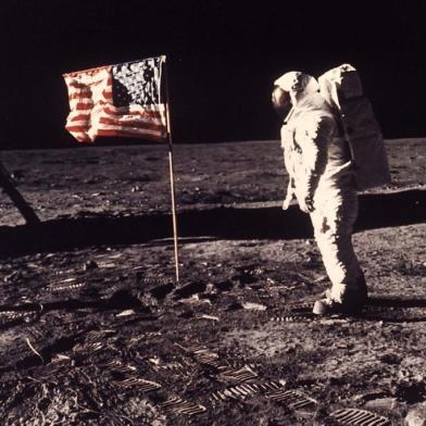 Astronauta Edwin "Buzz" Aldrin posa para foto ao lado da bandeira americana colocada na lua durante a missão da Apollo 11.APOLLO 11 MOON LANDING** ADVANCE FOR MONDAY, DEC. 23 **Astronaut Edwin "Buzz" Aldrin poses for a photograph beside the U.S. flag planted on the moon during the Apollo 11 mission July 20, 1969. Aldrin and fellow astronaut Neil Armstrong were the first men to walk on the lunar surface, while astronaut Michael Collins flew the command module. In September 2002, the 72-year-old Aldrin punched a heckler in Beverly Hills, Calif., who called the former astronaut "a coward, a liar and a thief," contending he never walked on the moon. (AP Photo/Neil Armstrong, NASA)#PÁGINA: 28#EDIÇÃO:2 Fonte: AP Fotógrafo: NEIL ARMSTRONG