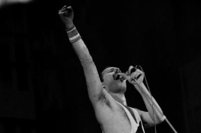 Queen no Rock in Rio IBrasil, Rio de Janeiro, RJ, 11/01/1985. O cantor Freddie Mercury durante apresentação do grupo inglês Queen no Rock in Rio I, na Cidade do Rock, Rio de Janeiro. O Rock in Rio foi realizado pela primeira vez na cidade do Rio de Janeiro entre 11 e 20 de janeiro de 1985 em área especialmente construída para receber o evento. O local, um terreno de 250 mil metros quadrados que fica próximo ao Rio Centro, em Jacarepaguá, ficou conhecido como Cidade do Rock e contava com o maior palco do mundo já construído até então: com 5 mil metros quadrados de área, além de dois imensos fast foods, dois shopping centers com 50 lojas, dois centros de atendimento médico e uma grande infraestrutura para atender a quase 1,5 milhão de pessoas, o equivalente a cinco Woodstocks, que frequentaram o evento.CONTATO:080047/NEGATIVO: 850125 - Crédito:ARQUIVO/ESTADÃO CONTEÚDO/AE/Codigo imagem:81945Local: RIO DE JANEIROIndexador: ARQUIVOFonte: AGE-ESTADÃO CONTEÚDO