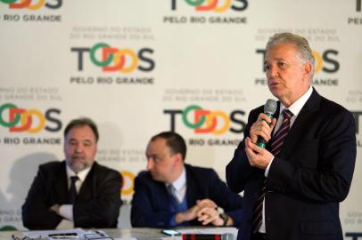 PORTO ALEGRE,RS,BRASIL 17.09.2015: Os secretÃ¡rios do governo, Cristiano Tatsch, do Planejamento e Desenvolvimento Regional, Carlos BÃºrigo, da Secretaria Geral, e Cleber BenvegnÃº, da ComunicaÃ§Ã£o, concederam, nesta quinta-feira (17), entrevista coletiva  sobre a Proposta OrÃ§amentÃ¡ria para 2016, entregue na quarta-feira Ã  Assembleia Legislativa. Foto: Karine Viana/Palacio Piratini