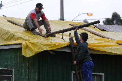  SÃO LEOPOLDO, RS, BRASIL - 18-09-2015 - granizo deixa mais de mil casas danificadas no RS. (FOTO: FERNANDO GOMES/AGÊNCIA RBS)