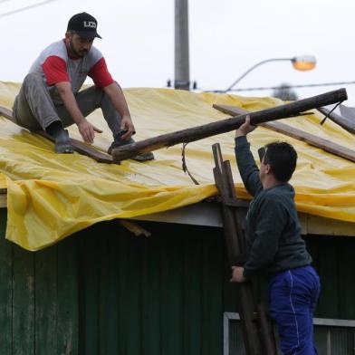  SÃO LEOPOLDO, RS, BRASIL - 18-09-2015 - granizo deixa mais de mil casas danificadas no RS. (FOTO: FERNANDO GOMES/AGÊNCIA RBS)