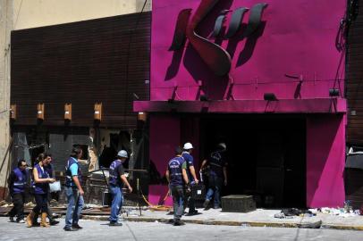  Na tarde desta quinta-feira, o prédio da boate Kiss em Santa Maria passou por mais duas avaliações. Segundo informações da Polícia Civil, peritos do Instituto Geral de Perícia (IGP) de Porto Alegre vistoriaram a casa noturna. Engenheiros do Conselho Regional de Engenharia e Arquitetura (Crea) também analisaram a estrutura. Depois disso, serão colocados tapumes na fachada da boate que ficará isolada durante todo o inquérito caso haja necessidade de outras perícias. O trânsito deve ser liberado na Rua dos Andradas à tarde. No começo desta manhã, policiais civis estiveram no local.