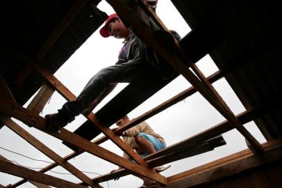  NOVO HAMBURGO-RS-BRASIL- 18/09/2015-  Chuva de granizo deixa mais de 500 casas destelhadas em Novo Hamburgo, bairro Santo Afonso. Casa de Gisele dos Santos, ficou com o telhado destruído, teve a ajuda de familiares para consertar a cobertura.  FOTO FERNANDO GOMES/ZERO HORA.