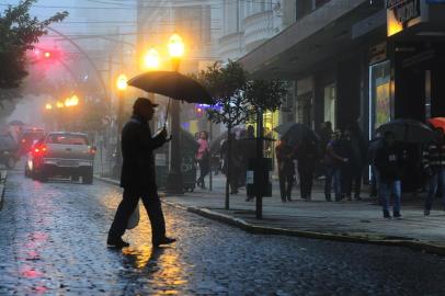  CAXIAS DO SUL, RS, BRASIL, 19/09/2015. Ambiental de clima. O prenúncio da chuva que começou a cair com força no final da manhã de sábado, em Caxias do Sul, deixou a cidade com cara de noite por cerca de meia hora. Além da escuridão, raios, trovoadas e muita água completaram a paisagem. (Porthus Junior/Pioneiro)Indexador:                                 