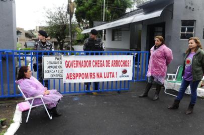 Desde às 5h deste domingo, familiares de policiais militares bloqueiam a saída do Batalhão de Operações Especiais na sede do BOE na Rua Silvado, ao lado do Presídio Central, na Zona Leste da Capital.