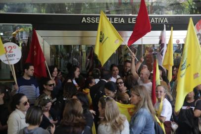  PORTO ALEGRE, RS, BRASIL - 15-09-2015 - Em dia de votações polêmicas, servidores bloqueiam entradas da Assembleia Legislativa (FOTO: TADEU VILANI/AGÊNCIA RBS)