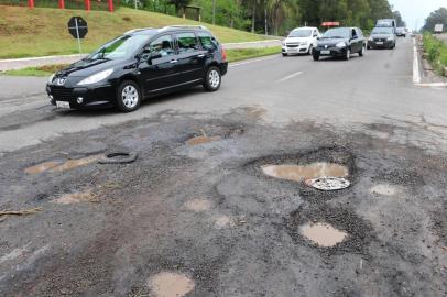  CAXIAS DO SUL, RS, BRASIL  (21/09/2015) Buracos na ERS 122, Desvio Rizzo. Buracos persistem no trecho da ERS 122, defornte e Menon Atacadista. (Roni Rigon/Pioneiro)