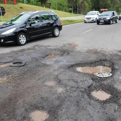  CAXIAS DO SUL, RS, BRASIL  (21/09/2015) Buracos na ERS 122, Desvio Rizzo. Buracos persistem no trecho da ERS 122, defornte e Menon Atacadista. (Roni Rigon/Pioneiro)