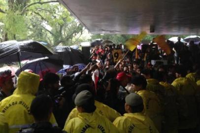  Manifestantes derrubaram gradis que haviam sido instalados em frente à Assembleia Legislativa e pedem para entrar na Casa.