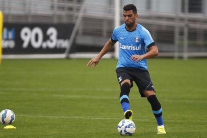 RS - FUTEBOL/TREINO GREMIO  - ESPORTES - Jogadores do Gremio realizam treino durante a manha desta sexta-feira no Centro de Treinamentos Luiz Carvalho, na preparacao para o Campeonato Brasileiro 2015. FOTO: LUCAS UEBEL/GREMIO FBPA