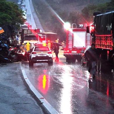 Um acidente envolvendo três caminhões deixou um morto e o trânsito bloqueado na BR-392 em São Sepé