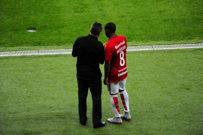  PORTO ALEGRE, RS, BRASIL, 02-09-2015: Campeonato Brasileiro - 22ª Rodada, Inter x Vasco no estádio Beira-rio.(FOTO:FÉLIX ZUCCO/AGENCIA RBS)Técnico Argel Fucks conversa com Anderson