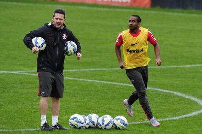 PORTO ALEGRE , RS , BRASIL , 26-09-2015- Último treino antes de viajar e enfrentar o Santos pelo Brasileirão.  Andreson / Jogador e Argel/Técnico   ( FOTO : FERNANDO GOMES / AGENCIA RBS )