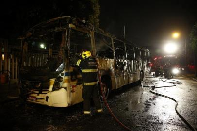  PORTO ALEGRE, RS, BRASIL 25/09/2015 - Após tiroteio com morte na Vila Cruzeiro, ônibus é incendiado. (FOTO: ADRIANA FRANCIOSI, AGÊNCIA RBS).