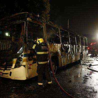  PORTO ALEGRE, RS, BRASIL 25/09/2015 - Após tiroteio com morte na Vila Cruzeiro, ônibus é incendiado. (FOTO: ADRIANA FRANCIOSI, AGÊNCIA RBS).