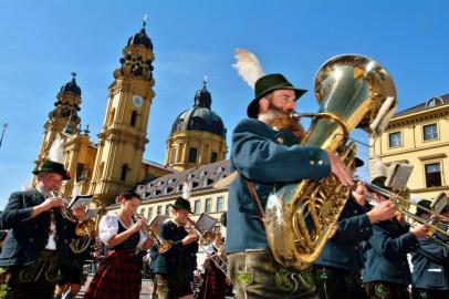 Brass band in traditional costume on parade at the Munich OktoberfestMunique, Alemanha