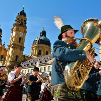 Brass band in traditional costume on parade at the Munich OktoberfestMunique, Alemanha