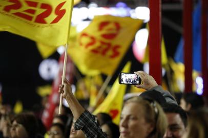  PORTO ALEGRE, RS, BRASIL, 11-09-2015: Professores ligados ao Cpers se reúnem na tarde desta sexta-feira no Pepsi on Stage, em Porto Alegre, para definir os rumos da paralisação. Contra o parcelamento dos salários, a categoria está em greve desde 31 de agosto ¿ data em que servidores do Estado receberam a primeira parcela do mês, de R$ 600. (Foto: MATEUS BRUXEL / AGENCIA RBS)