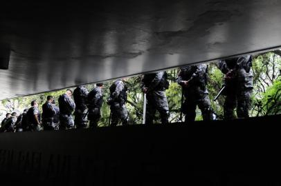  PORTO ALEGRE, RS, BRASIL - 16-09-2015 - Brigada Militar isola entorno da Assembleia Legislativa e do Palácio Piratini. Ação busca impedir aproximação de servidores, que bloquearam o acesso de deputados ao local na terça-feira (FOTO: RONALDO BERNARDI/AGÊNCIA RBS)