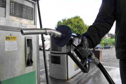  SANTA MARIA, RS, BRASIL, 24-07-2015.Frentistas de posto de gasolina.FOTO: GERMANO RORATO/AGÊNCIA RBS, GERAL