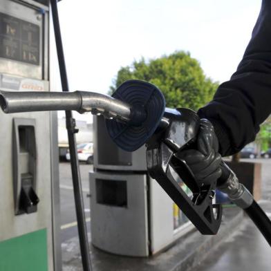  SANTA MARIA, RS, BRASIL, 24-07-2015.Frentistas de posto de gasolina.FOTO: GERMANO RORATO/AGÊNCIA RBS, GERAL