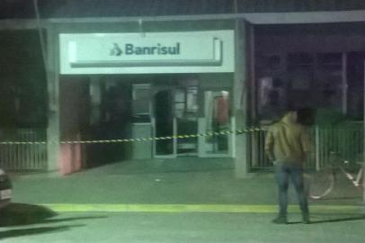  01-10-2015. TAPES, RS. Agência do Banrisul em Tapes foi explodida durante roubo na madrugada desta quinta-feira.