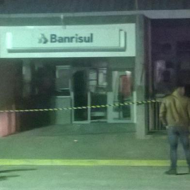  01-10-2015. TAPES, RS. Agência do Banrisul em Tapes foi explodida durante roubo na madrugada desta quinta-feira.