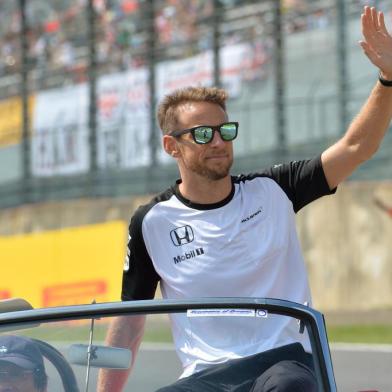 528110361

McLaren driver Jenson Button of Britain waves on a classic car during a drivers parade ahead of the Formula One Japanese Grand Prix at the Suzuka circuit on September 27, 2015.    AFP PHOTO / KAZUHIRO NOGI

Editoria: SPO
Local: Suzuka
Indexador: KAZUHIRO NOGI
Secao: Motor Racing
Fonte: AFP
Fotógrafo: STF