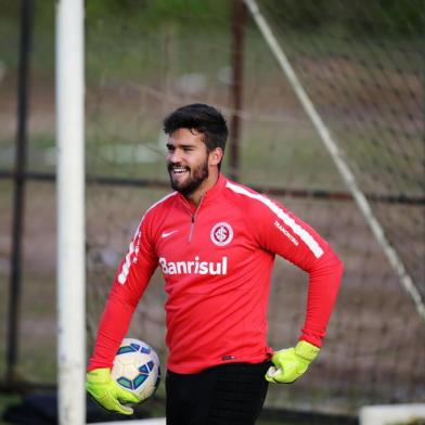  PORTO ALEGRE, RS, BRASIL - 09-07-2015 - Treino do Inter no CT Parque Gigante. (FOTO:CARLOS MACEDO/AGÊNCIA)Goleiro Alisson