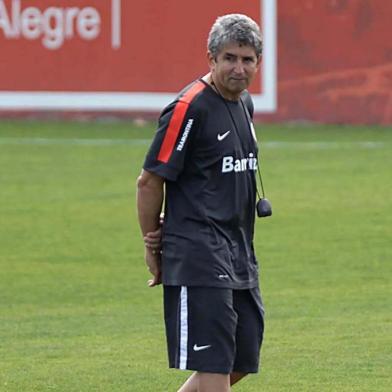 TREINO DO INTERNACIONAL.RS - FUTEBOL/INTERNACIONAL/TREINO - ESPORTES - O coordenador da preparação física, Hélio Carravetta durante o treino do Internacional no CT Parque Gigante, em Porto Alegre (RS), na manhã desta terça-feira (15). A equipe se prepara para enfrentar o Santos em partida válida pelo Campeonato Brasileiro 2013. 15/10/2013 - Foto: ITAMAR AGUIAR/FUTURA PRESS/FUTURA PRESS/ESTADÃO CONTEÚDOEditoria: ESPORTESLocal: PORTO ALEGREIndexador: ITAMAR AGUIARSecao: futebolFonte: Itamar AguiarFotógrafo: FUTURA PRESS