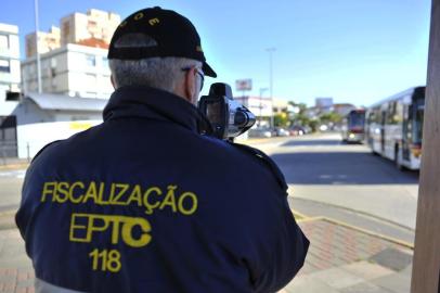  

PORTO ALEGRE, RS, BRASIL, 16/07/2013 - Agentes reforçaram a fiscalização por radár móvel e distribuíram folhetos educativos para padestres no Terminal Triângulo, na Zona Norte da Capital