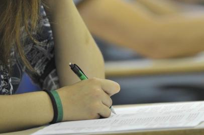  PORTO ALEGRE, RS, BRASIL, 07-01-2015 : Último dia de provas do vestibular da UFRGS. Candidatos (Foto: CACO KONZEN/Especial/Agência RBS, Editoria Notícias)