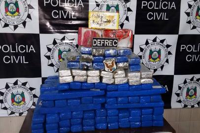 Polícia apreende mais de 100 quilos de droga e prende dois homens em Santa Maria