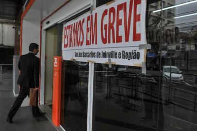  JOINVILLE, SC, BRASIL. 06-10--2015.Greve nos bancos no centro da Cidade, Itaú e HSBC. (Foto: Claudia Baartsch/ ESPECIAL)