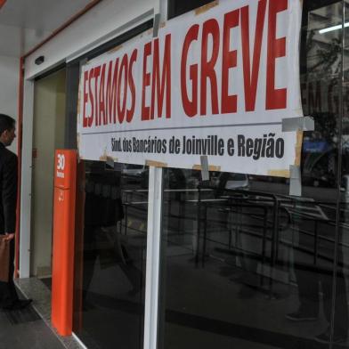  JOINVILLE, SC, BRASIL. 06-10--2015.Greve nos bancos no centro da Cidade, Itaú e HSBC. (Foto: Claudia Baartsch/ ESPECIAL)