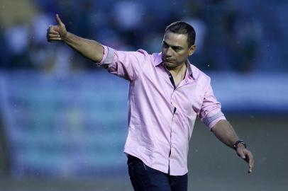 GOIÁS X INTERNACIONALGO - BRASILEIRÃO/GOIÁS X INTERNACIONAL - ESPORTES - O técnico Clemer, do Internacional, entra em campo para a partida contra o Goiás, válida   pelo Campeonato Brasileiro, no Estádio Serra Dourada, em Goiânia, neste domingo.   17/11/2013 - Foto: ADALBERTO MARQUES/AGIF/ESTADÃO CONTEÚDOEditoria: ESPORTESLocal: GOIANIAIndexador: ADALBERTO MARQUESFonte: AGIFFotógrafo: AGIF