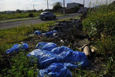  SANTA MARIA, RS, BRASIL, 06-10-2015Lixo em terrenos de Santa Maria. Na foto terreno proximo a rua Rua Aristides Lobo.FOTO: GERMANO RORATO/AGÊNCIA RBS, GERAL