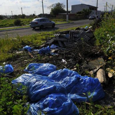  SANTA MARIA, RS, BRASIL, 06-10-2015Lixo em terrenos de Santa Maria. Na foto terreno proximo a rua Rua Aristides Lobo.FOTO: GERMANO RORATO/AGÊNCIA RBS, GERAL