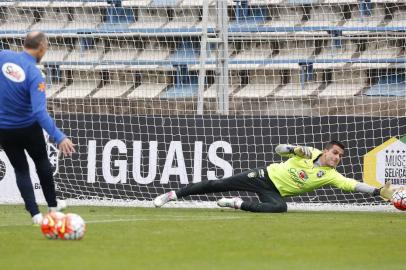  Taffarel treina com Marcelo Grohe em Santiago para as Eliminatórias da Copa do Mundo.Indexador: Rafael Ribeiro