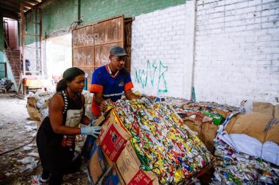  PORTO ALEGRE, RS, BRASIL, 02/10/2015 : Unidade de Triagem da Restinga. Associação Ecológica Restinga. U.T. RESTINGA Na foto o casal Ariana Souza da Silva e Jorge Francisco Branco da Silva (Omar Freitas/Agência RBS)Indexador: Omar Freitas