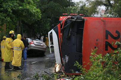  PORTO ALEGRE, RS, BRASIL - 08-10-2015 - Duas pessoas morreram em acidente na manhã desta quinta-feira no bairro Menino Deus, em Porto Alegre. Um lotação e um Fiesta colidiram na esquina das ruas Dona Augusta e Miguel Couto. O trânsito está bloqueado no local.Morreram um pedestre que passava pela calçada e a passageira do Fiesta. As vítimas ainda não foram identificadas (FOTO: OMAR FREITAS/AGÊNCIA RBS)