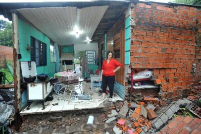  ITAARA , RS , BRASIL , 08/10/2015Chuva de granizo que atingiu Itaara deixou centenas de casas com o telhado furado. Na foto-  Gilberto Marafiga (27) e Fabiana Marques (27) mostrando que a água derrubou parte de sua casa.  FOTO JEAN PIMENTEL / AGÊNCIA RBS, GERAL