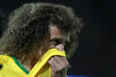 Brazils David Luiz gestures during the Russia 2018 FIFA World Cup South American qualifier match against Chile, in Santiago, on October 18, 2015.    AFP PHOTO / CLAUDIO REYES